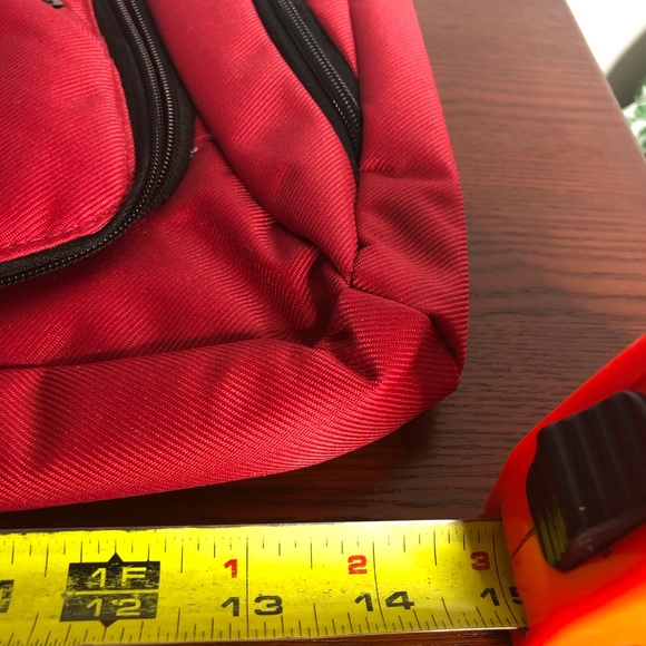 Heye’s pristine toiletry bag in bright red! - Picture 4 of 9